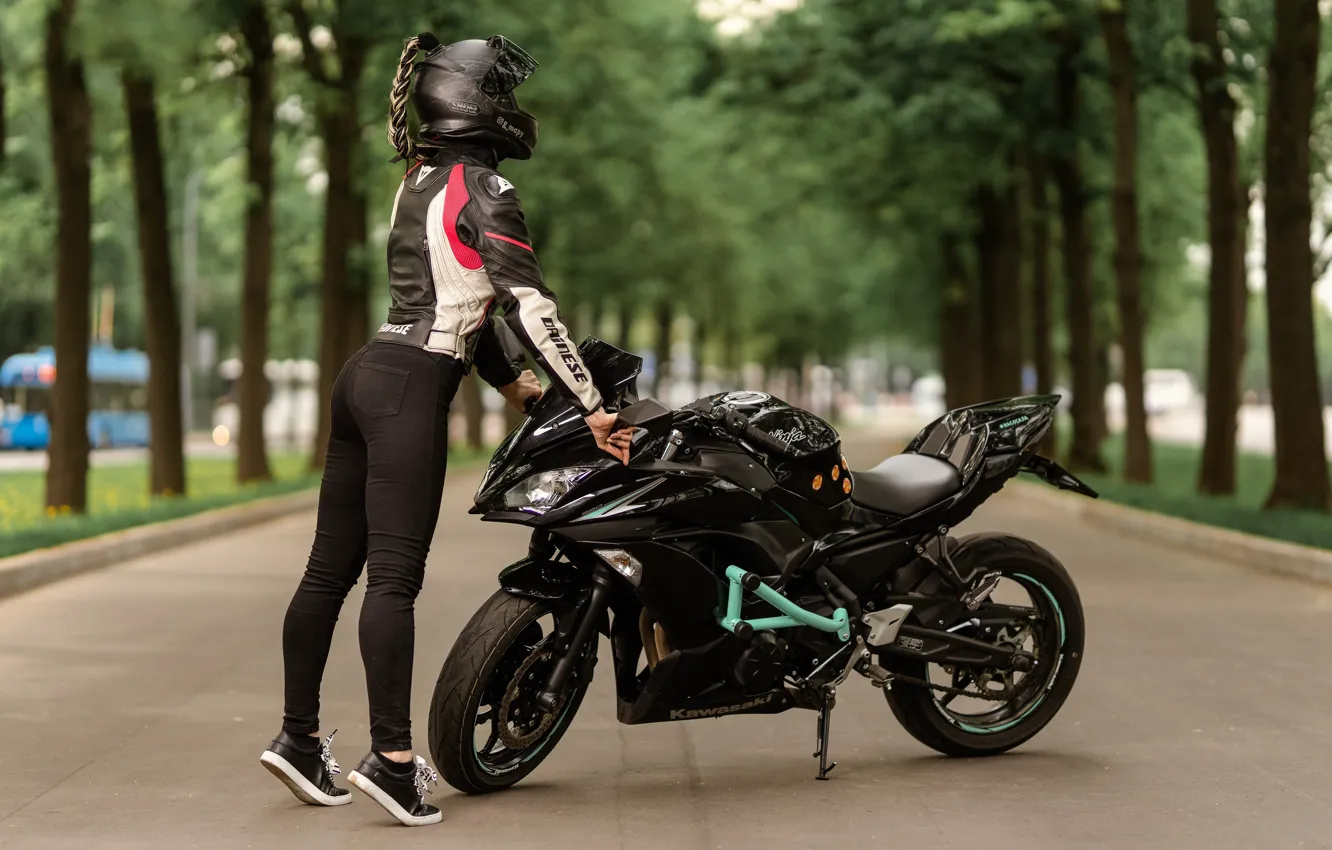 Фото обои девушка, деревья, поза, модель, фигура, куртка, мотоцикл, шлем