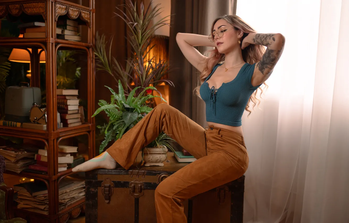 Фото обои vintage, model, tattoo, women, indoors, women with glasses, crop top, inked girls