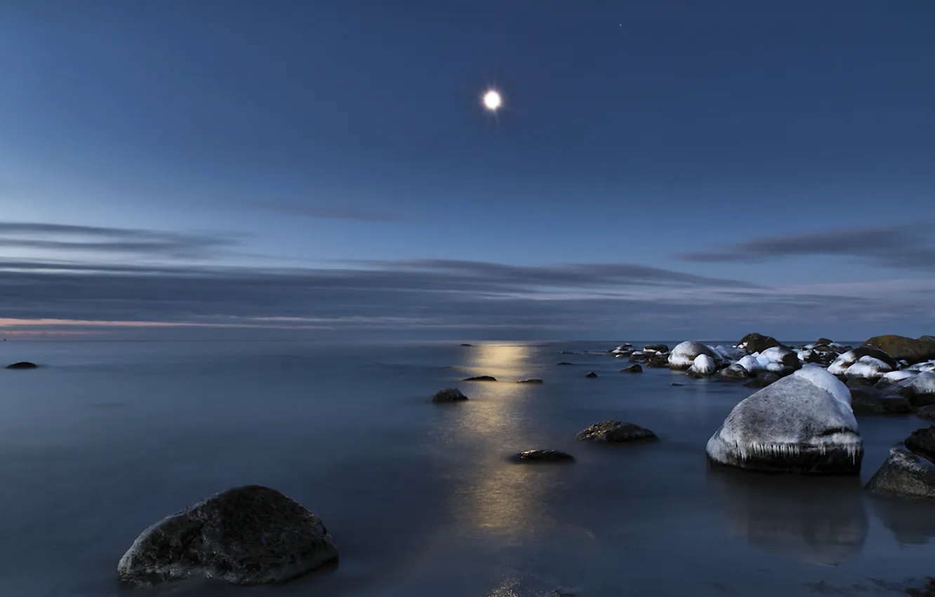 Фото обои море, вода, свет, отражение, камни, луна