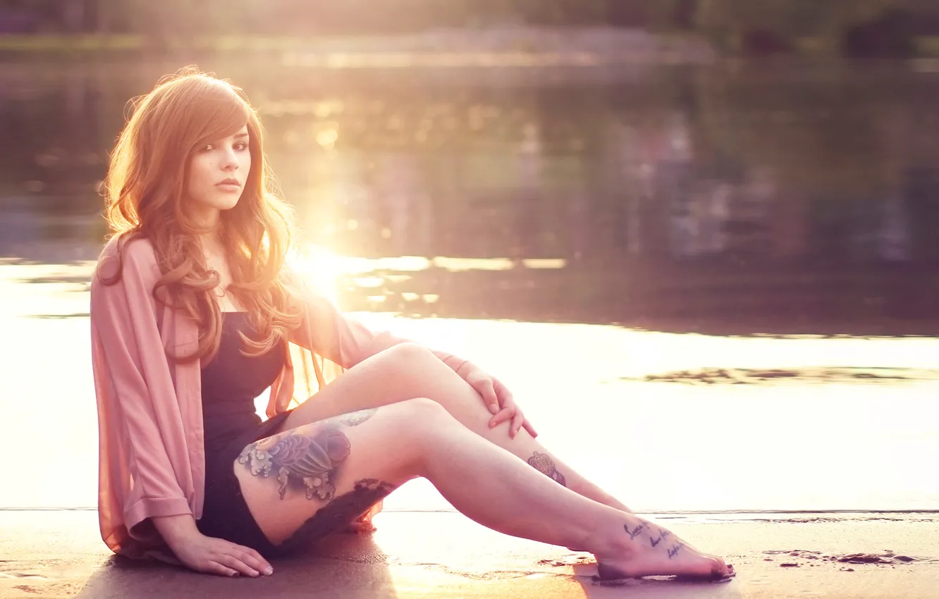Фото обои глаза, девушка, солнце, ноги, girl, sunshine, татуировки, legs