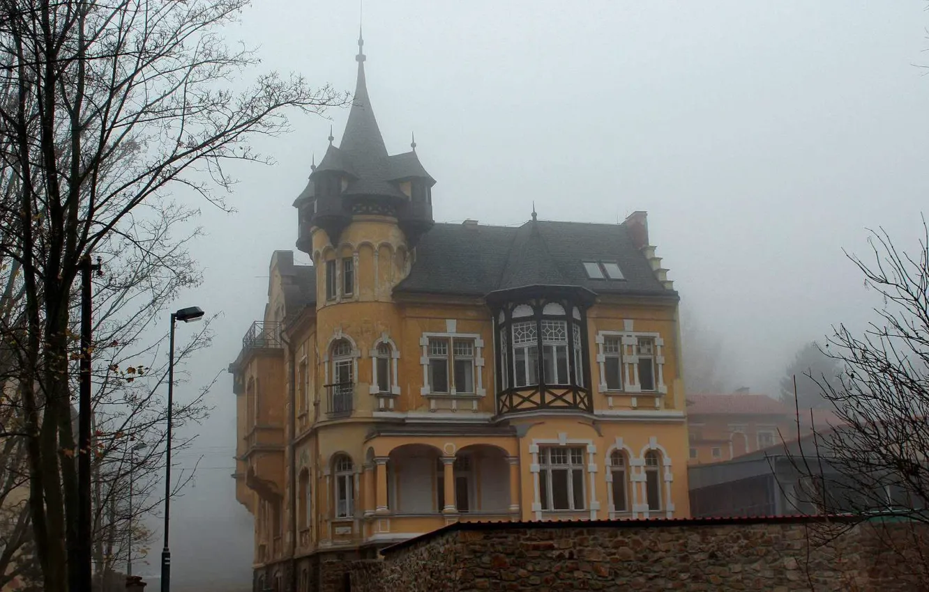 Фото обои осень, город, туман, дом