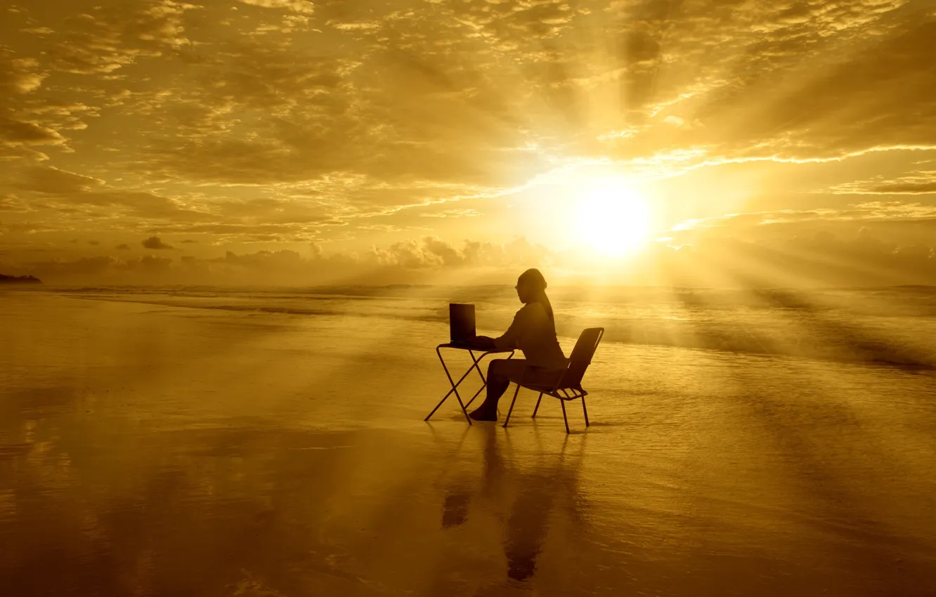 Фото обои море, компьютер, небо, вода, девушка, солнце, облака, стол