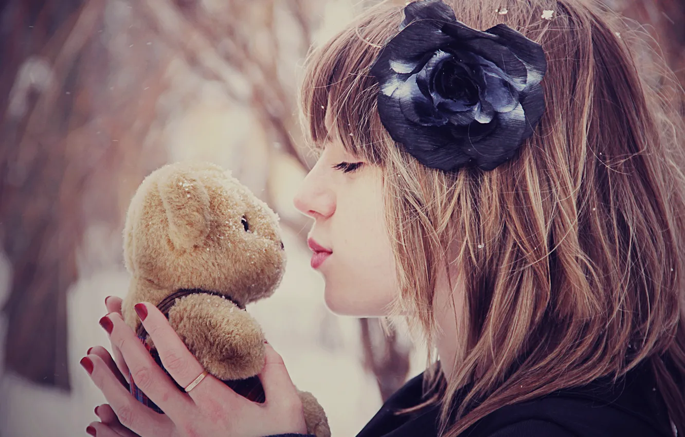 Фото обои зима, цветок, девушка, снег, настроения, игрушка, поцелуй, медвежонок