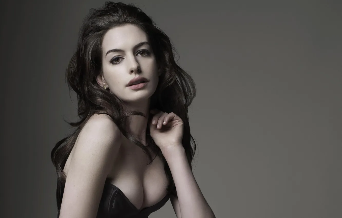 Фото обои грудь, взгляд, энн хэтэуэй, anne hathaway