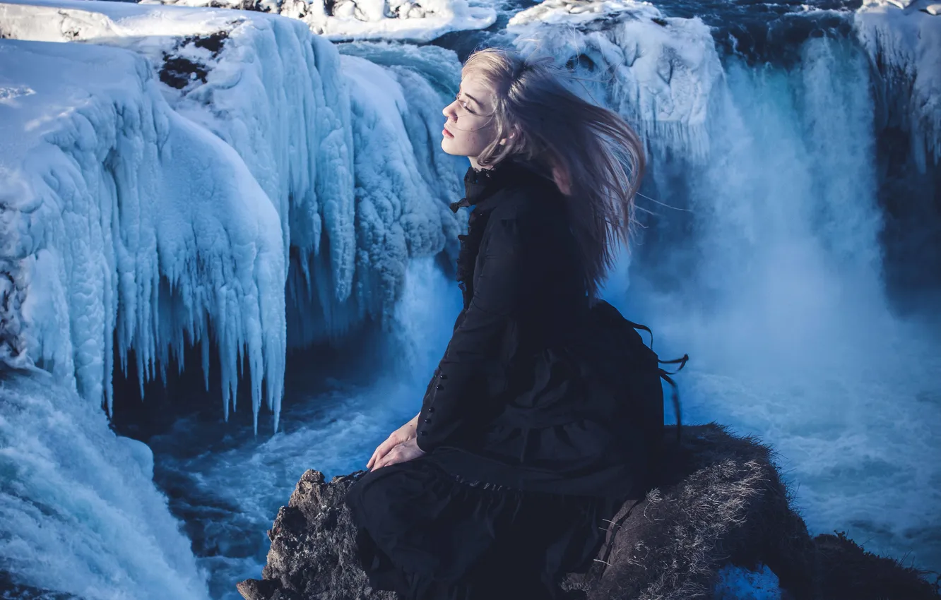 Фото обои девушка, солнце, снег, камень, лёд, Iceland, Godafoss