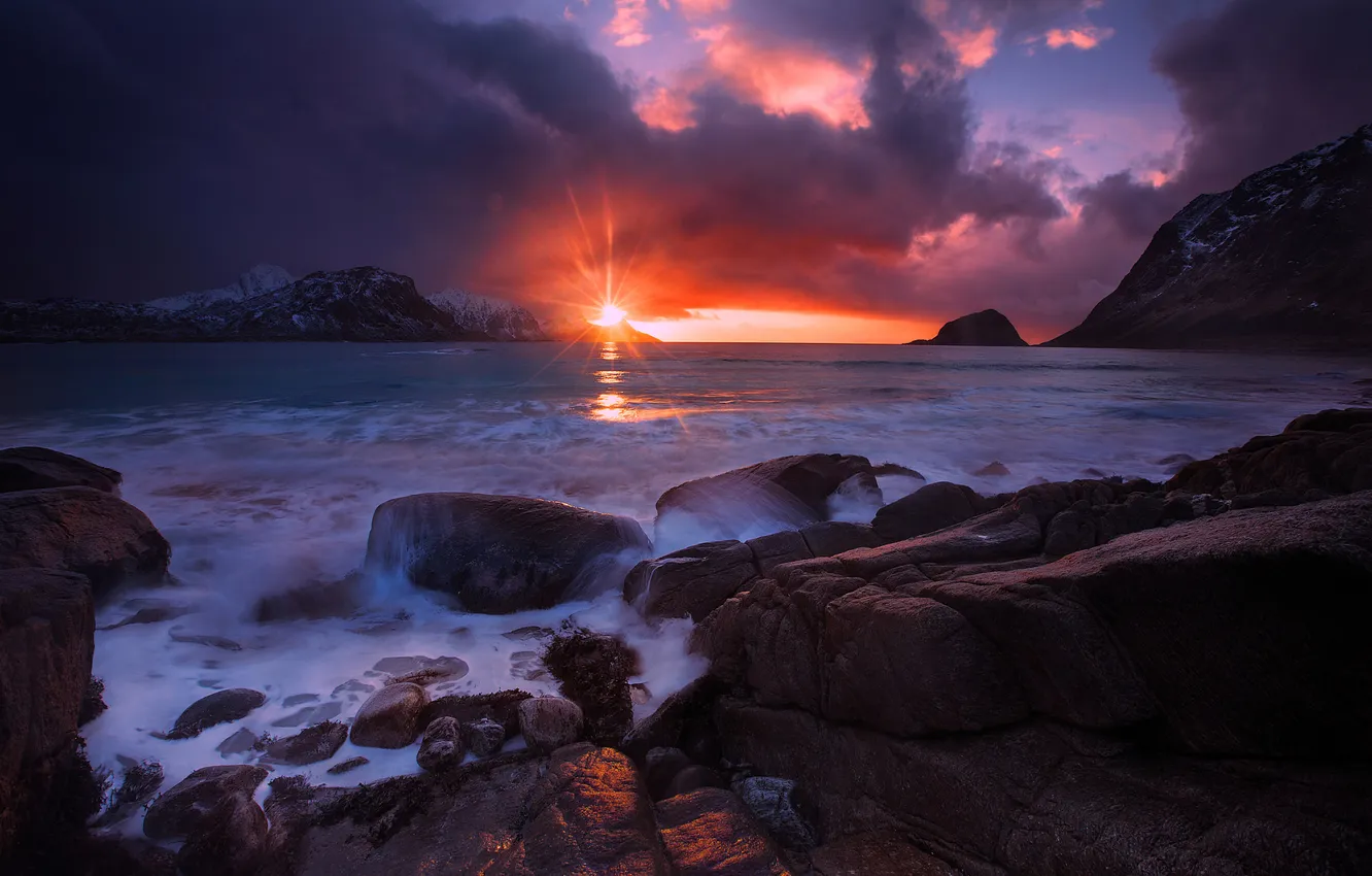 Фото обои небо, солнце, облака, лучи, свет, горы, тепло, Норвегия