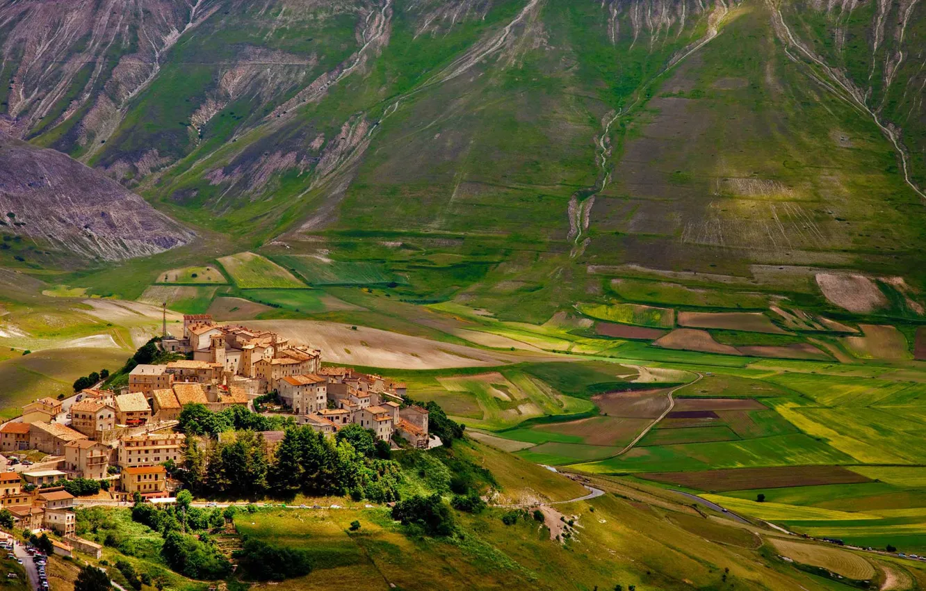 Фото обои горы, дома, Италия, городок, Национальный парк Сибиллини, Перуджа, Кастеллуччо