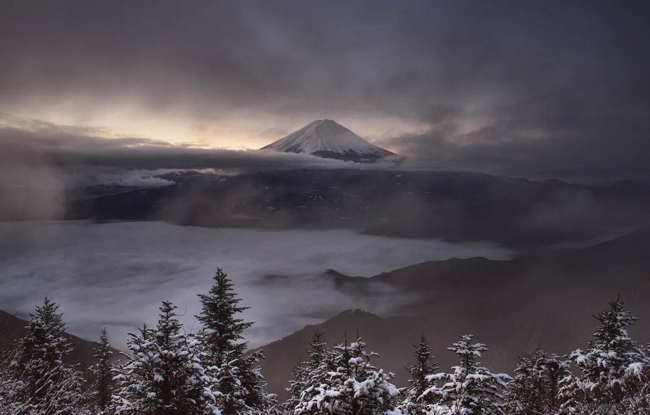 Фото обои зима, небо, снег, пейзаж, горы, туман, пасмурно, холмы