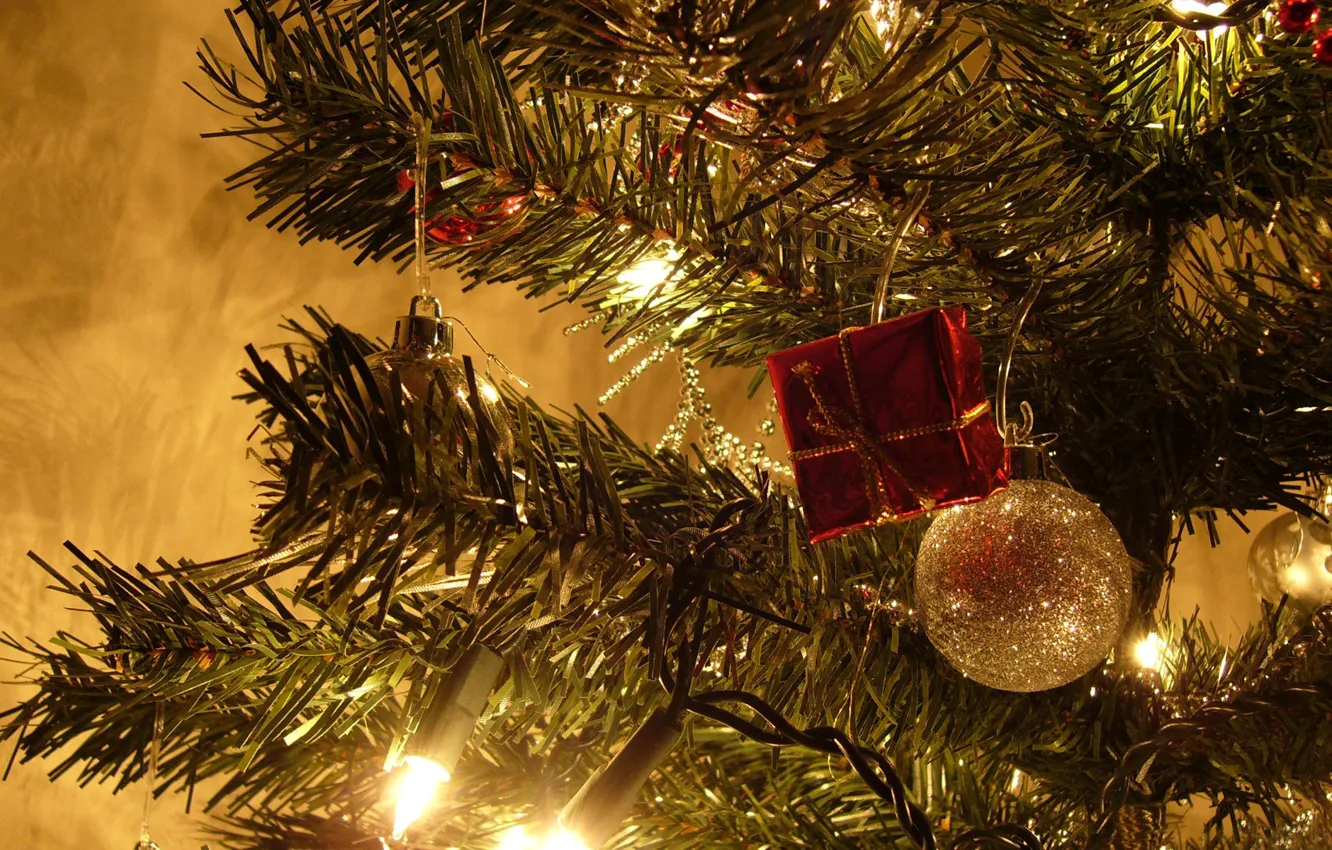 Фото обои огни, праздник, игрушки, блеск, шар, золотой, фонарики, елочка