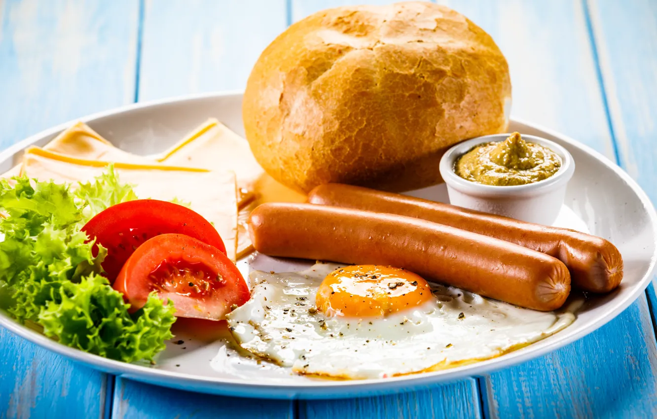 Фото обои сосиски, завтрак, сыр, хлеб, помидоры, горчица
