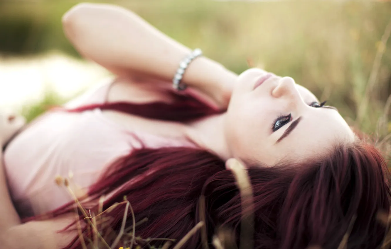 Фото обои трава, взгляд, девушка, лежит, рыжие волосы, смотрит, девушка в траве