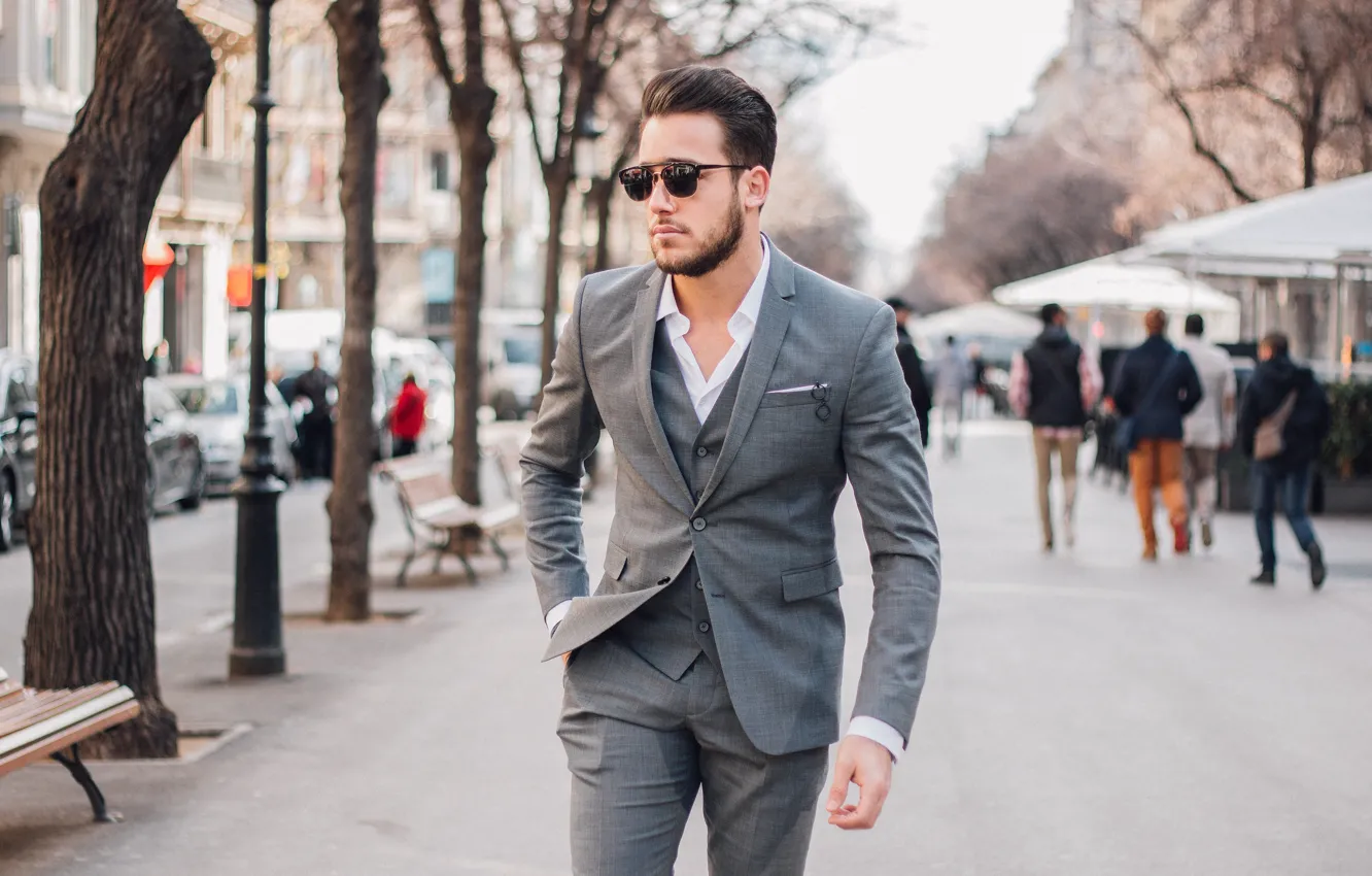 Фото обои улица, очки, костюм, мужчина, парень, идет