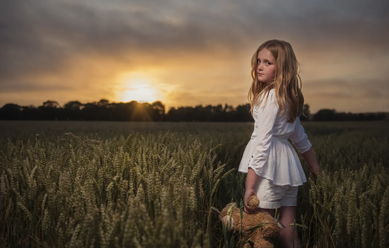 Фото обои поле, закат, настроение, девочка