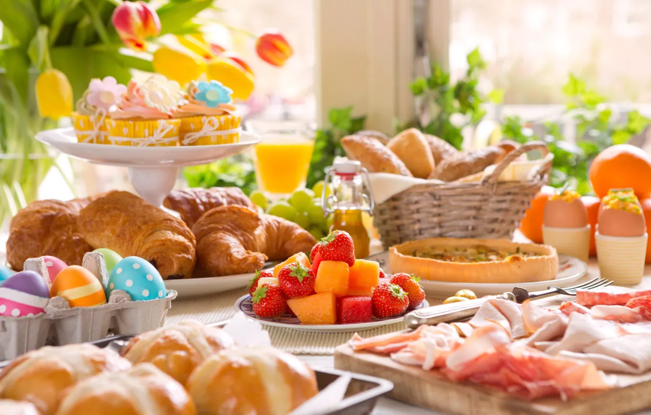 Фото обои цветы, ягоды, стол, праздник, еда, яйца, клубника, сок