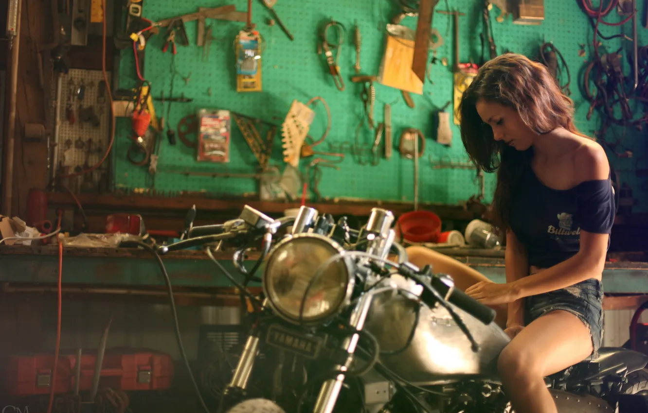 Фото обои девушка, гараж, мотоцикл