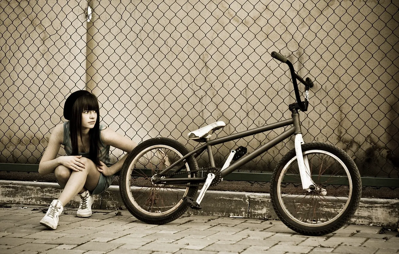 Фото обои девушка, велосипед, забор, bmx