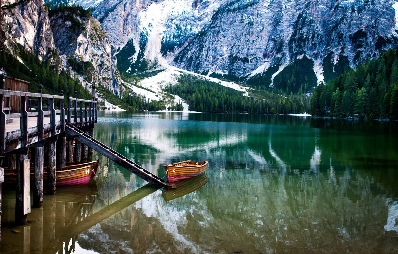 Фото обои снег, пейзаж, горы, природа, озеро, лодки, причал, Италия