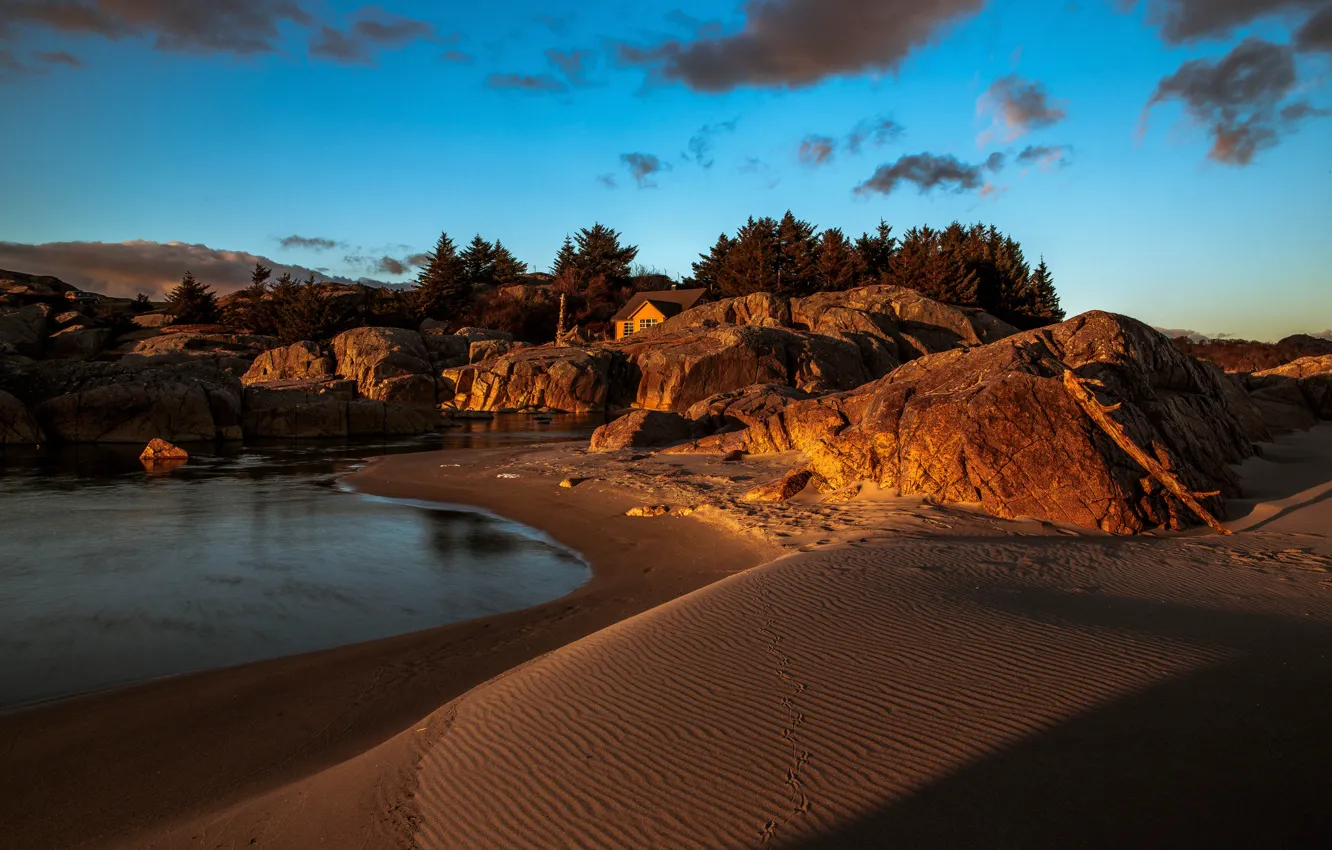 Фото обои песок, пляж, деревья, дом, камни, скалы