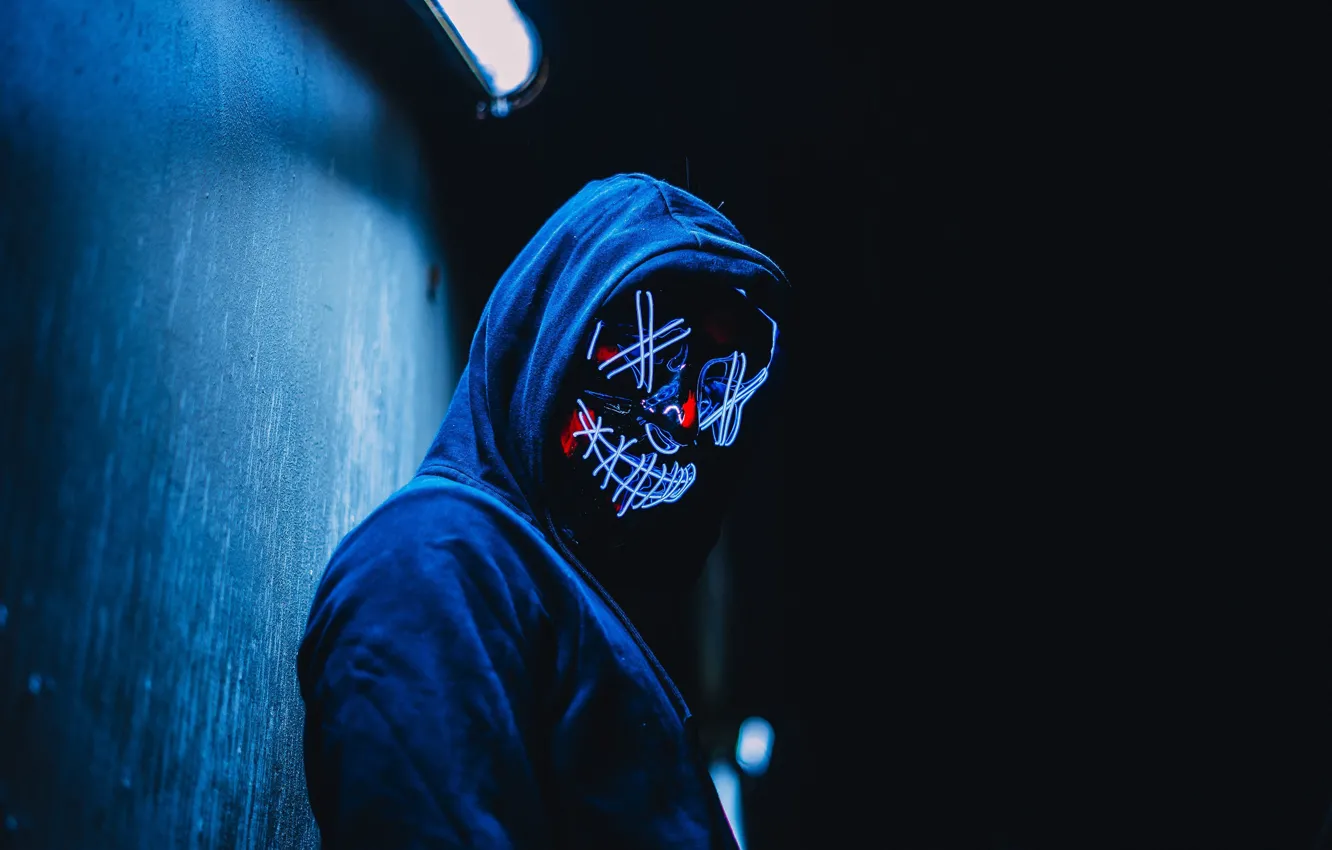 Фото обои стена, неон, wall, neon, человек в маске, свет лампы, masked man, lamp light