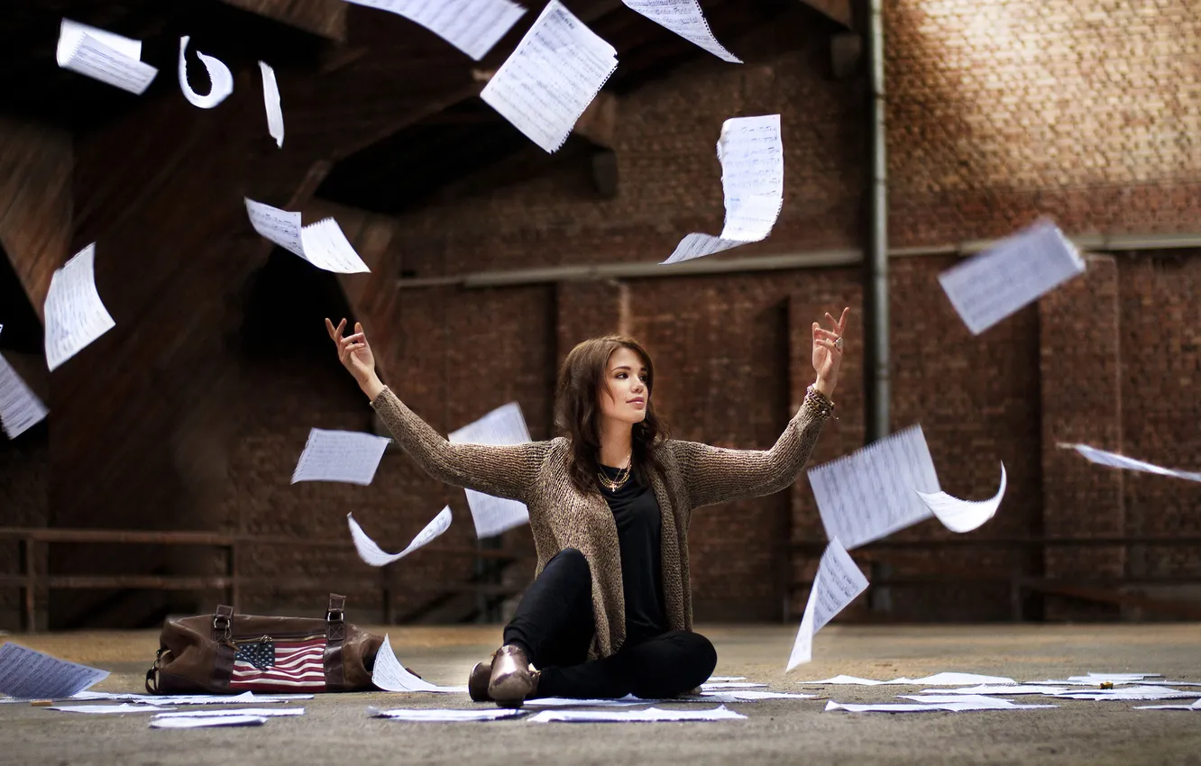 Фото обои девушка, бумага, настроение, улица, листок