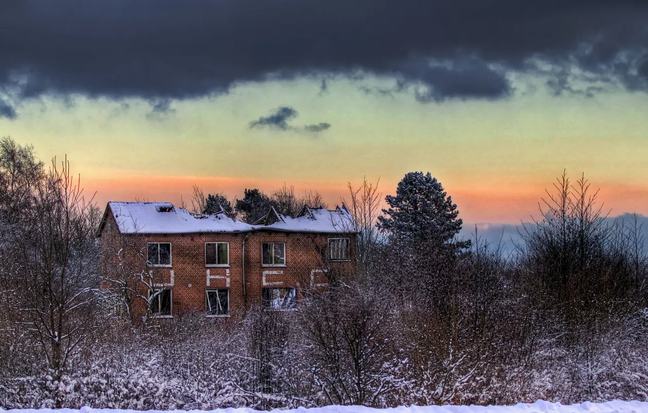 Фото обои зима, небо, облака, снег, деревья, дом, заброшенный, сумерки