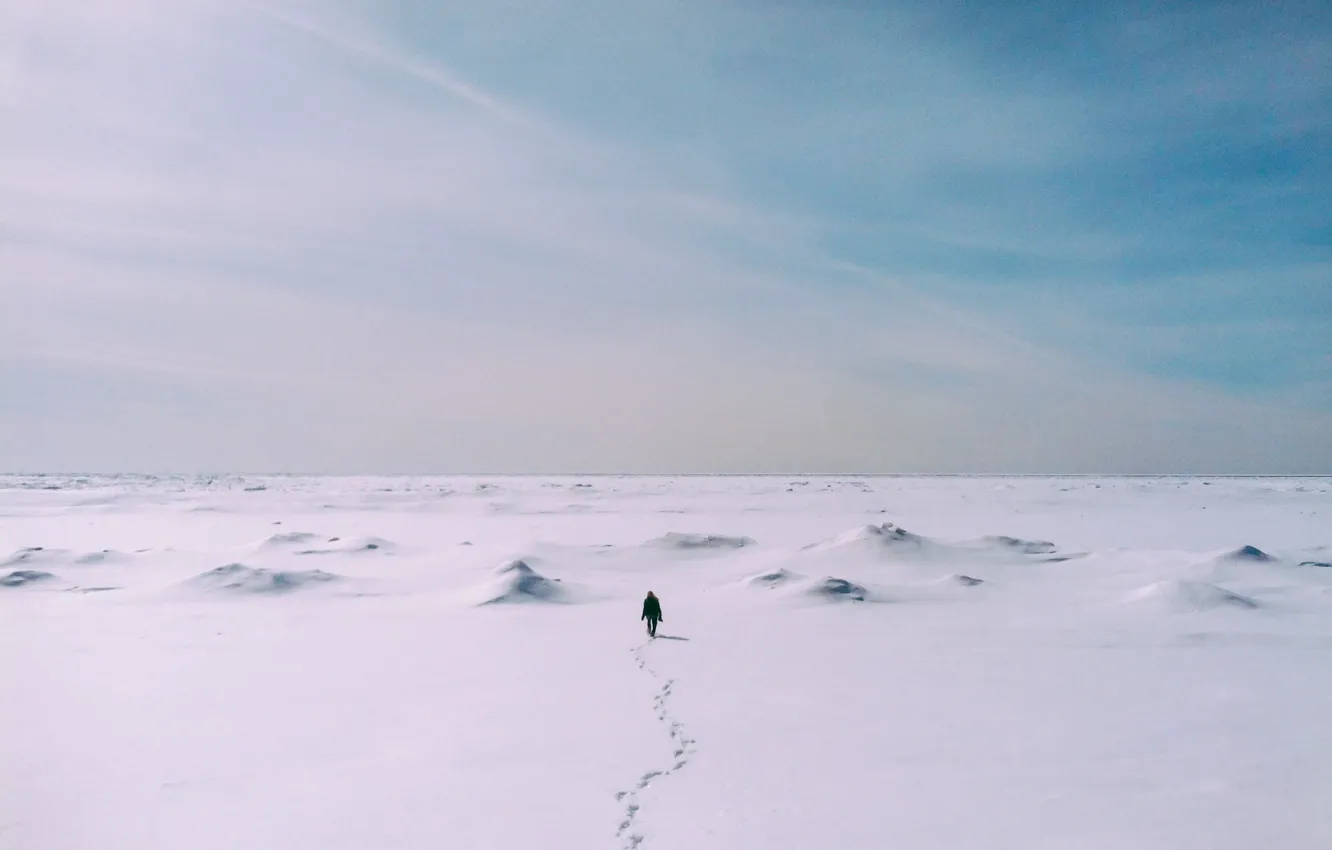 Фото обои зима, небо, облака, снег, человек, тропа, горизонт, бесконечность