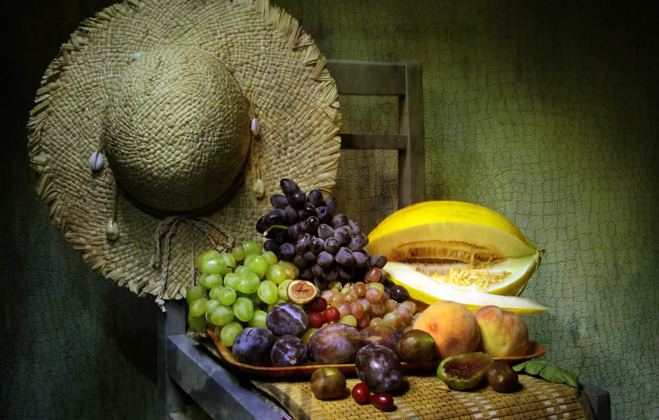 Фото обои шляпа, стул, виноград, фрукты, натюрморт, персики, поднос, дыня