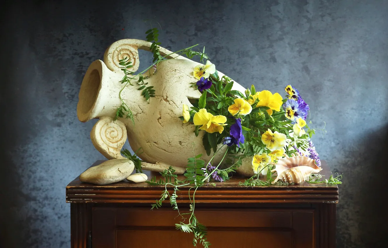 Фото обои цветы, камни, тумбочка, ваза, ракушки, натюрморт, анютины глазки, виола