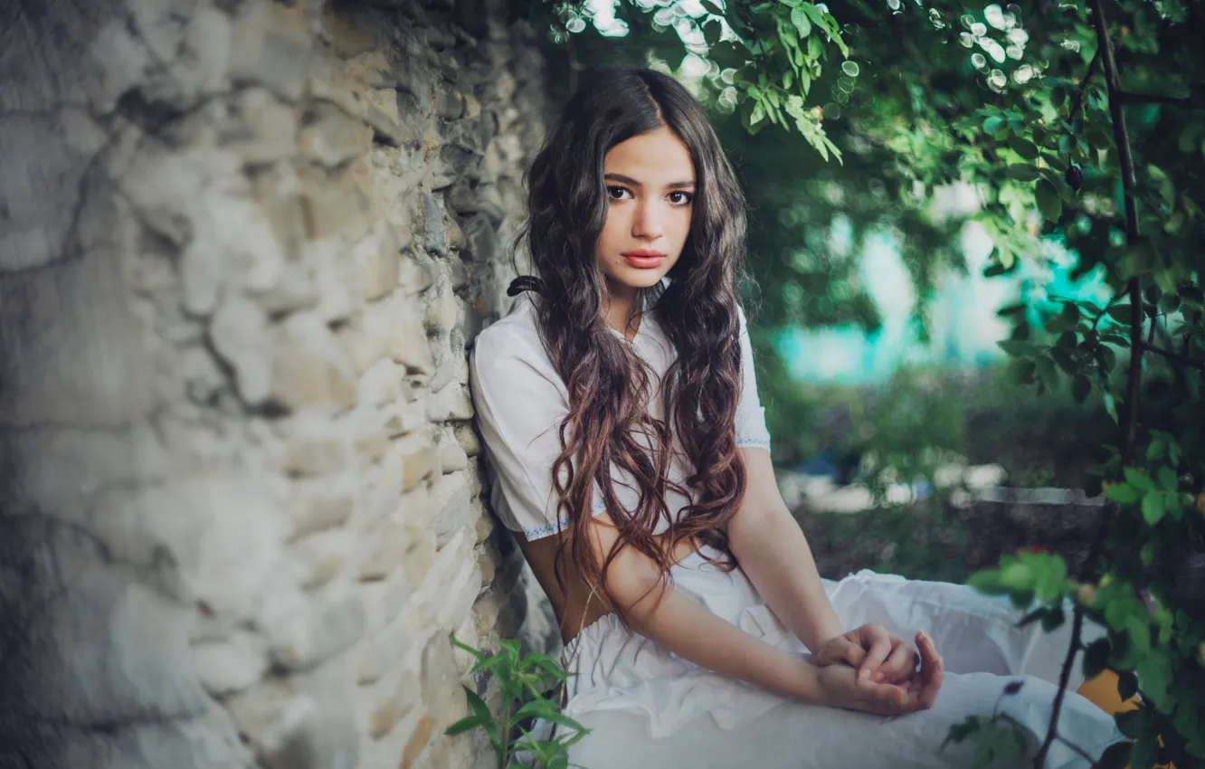 Фото обои взгляд, девушка, ветки, природа, лицо, стена, листва, портрет