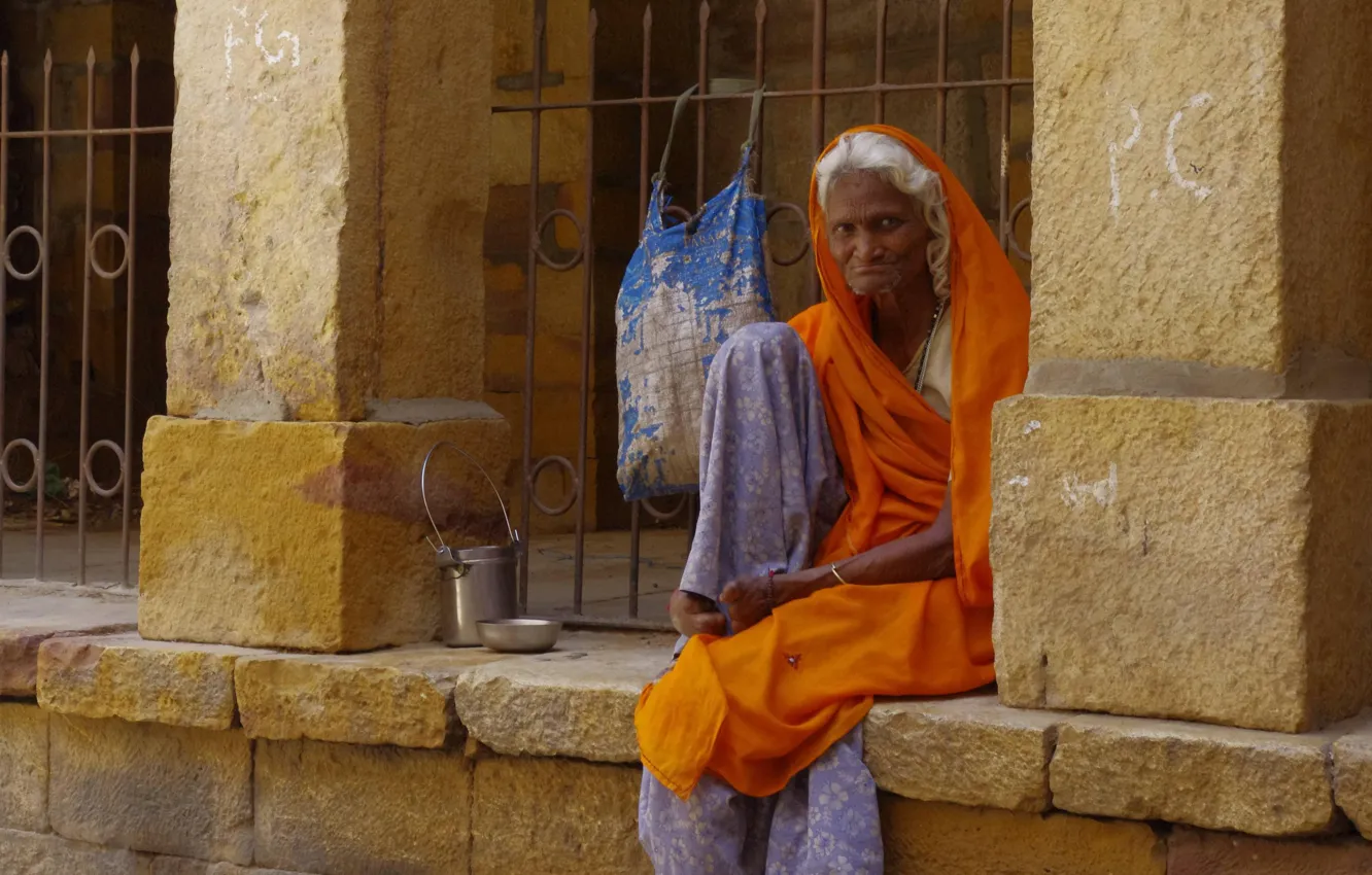 Фото обои Индия, сидит, нищета, седая, бабуля