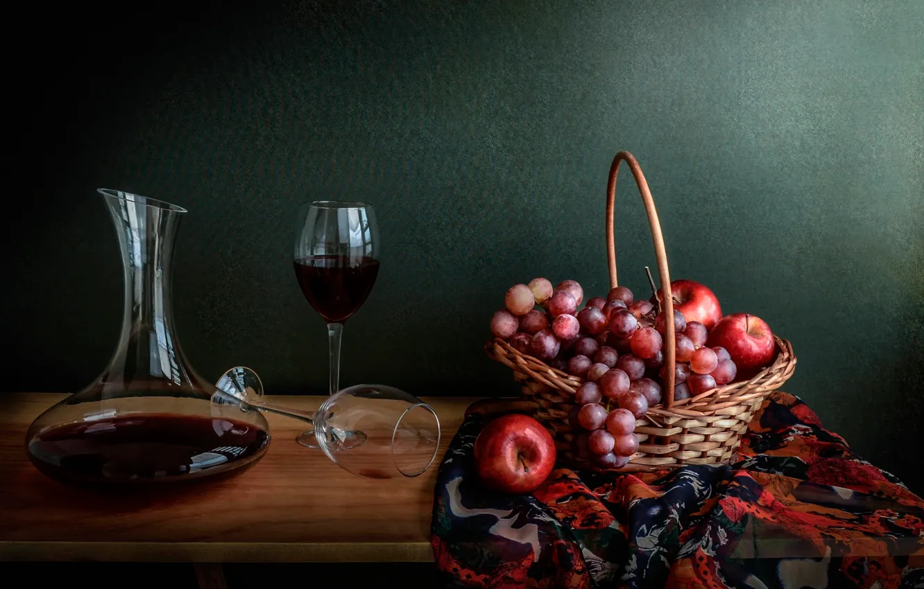 Фото обои вино, корзина, яблоки, виноград, натюрморт
