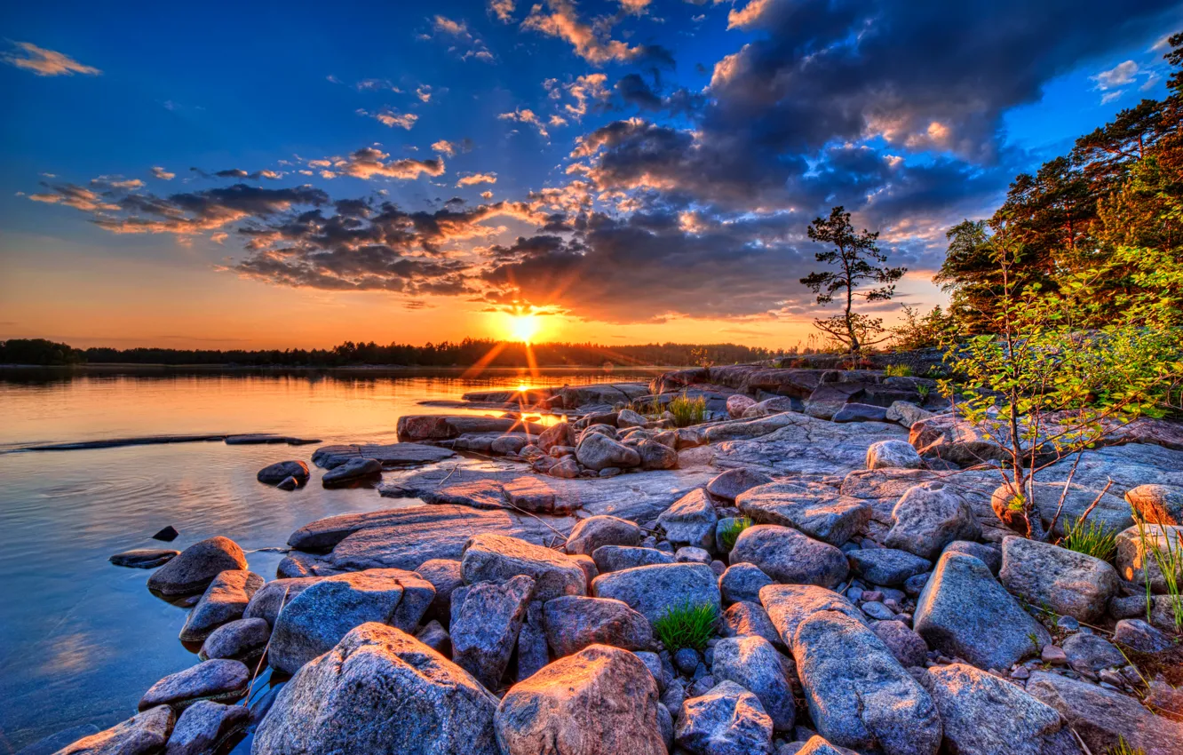 Фото обои небо, солнце, деревья, закат, озеро, камни
