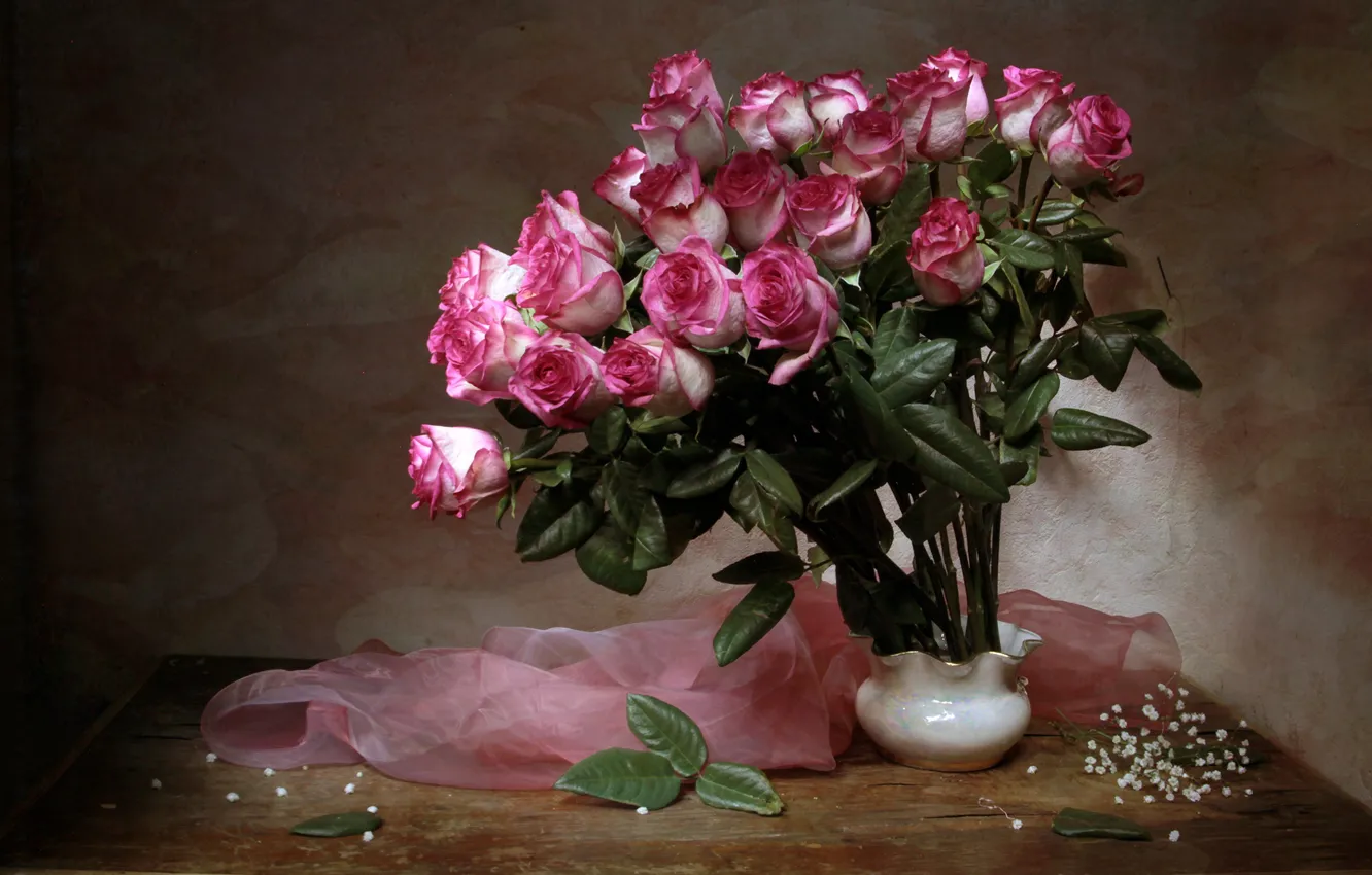 Фото обои стол, розы, ваза, тюль