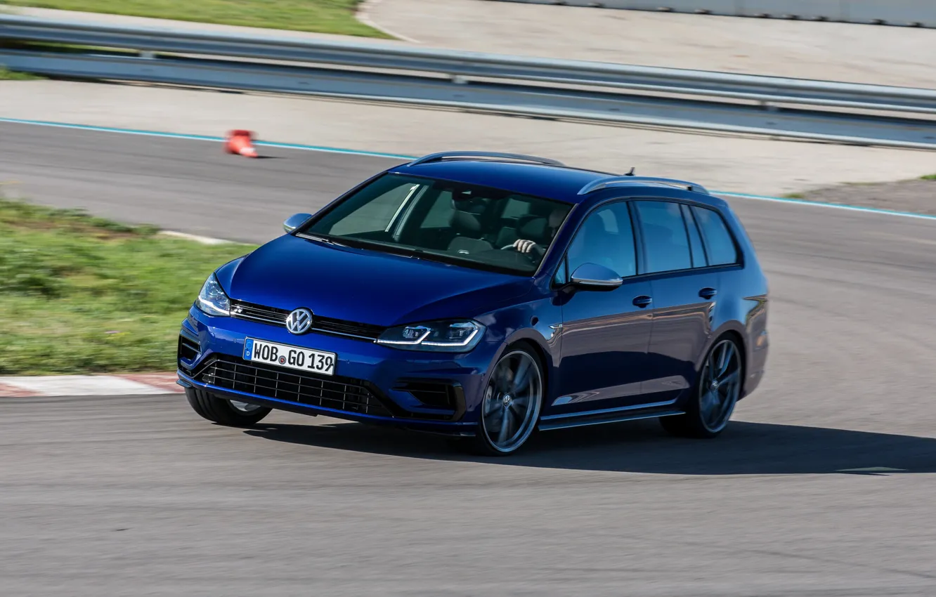 Фото обои синий, трасса, Volkswagen, универсал, 2017, Golf R Variant