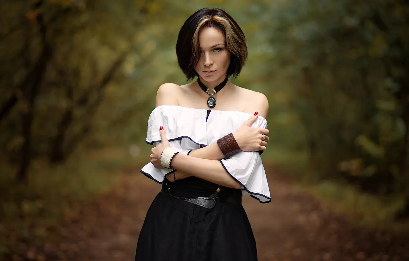 Фото обои girl, forest, dress, model, pretty