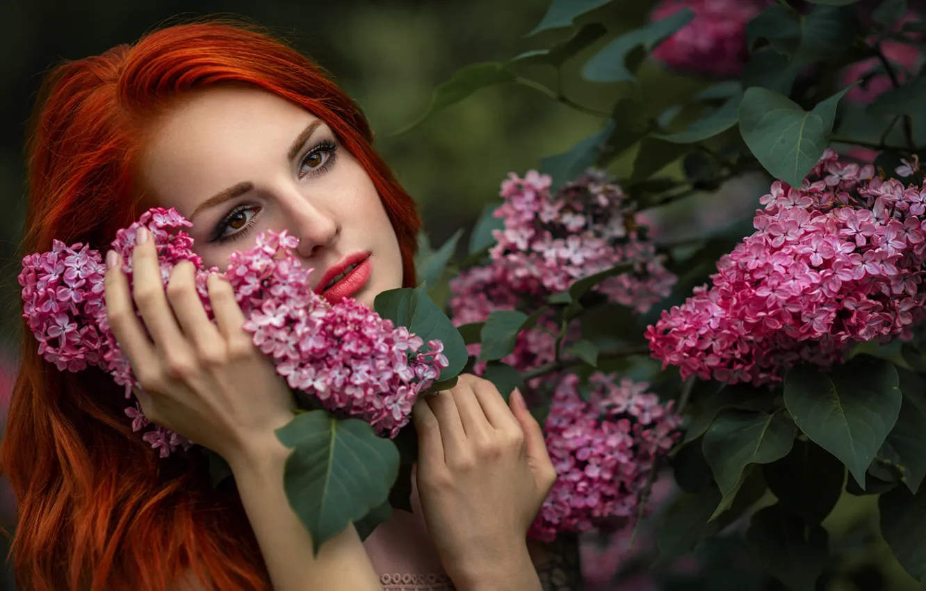 Фото обои девушка, лицо, настроение, руки, рыжая, рыжеволосая, сирень, Роман Ланцетов