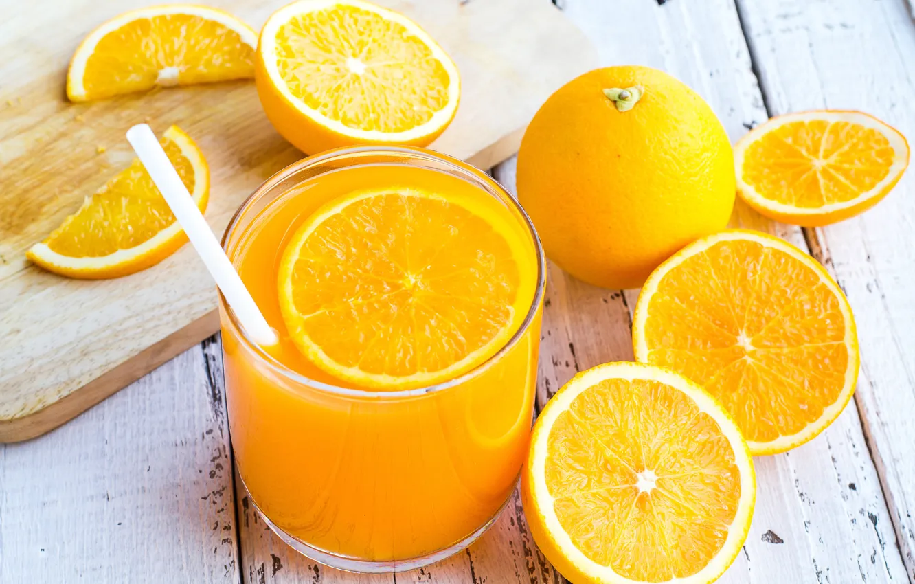 Фото обои стакан, стол, апельсины, сок, трубочка, доска, фрукты, боке