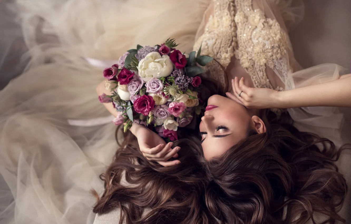 Фото обои девушка, цветы, лицо, поза, стиль, волосы, букет, руки