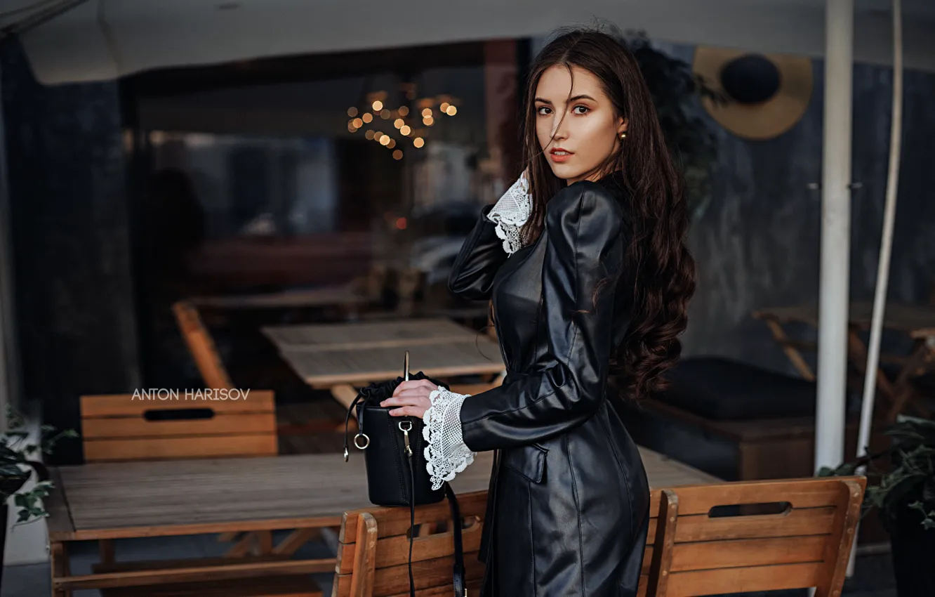Фото обои взгляд, девушка, платье, брюнетка, сумочка, локоны, столики, Антон Харисов