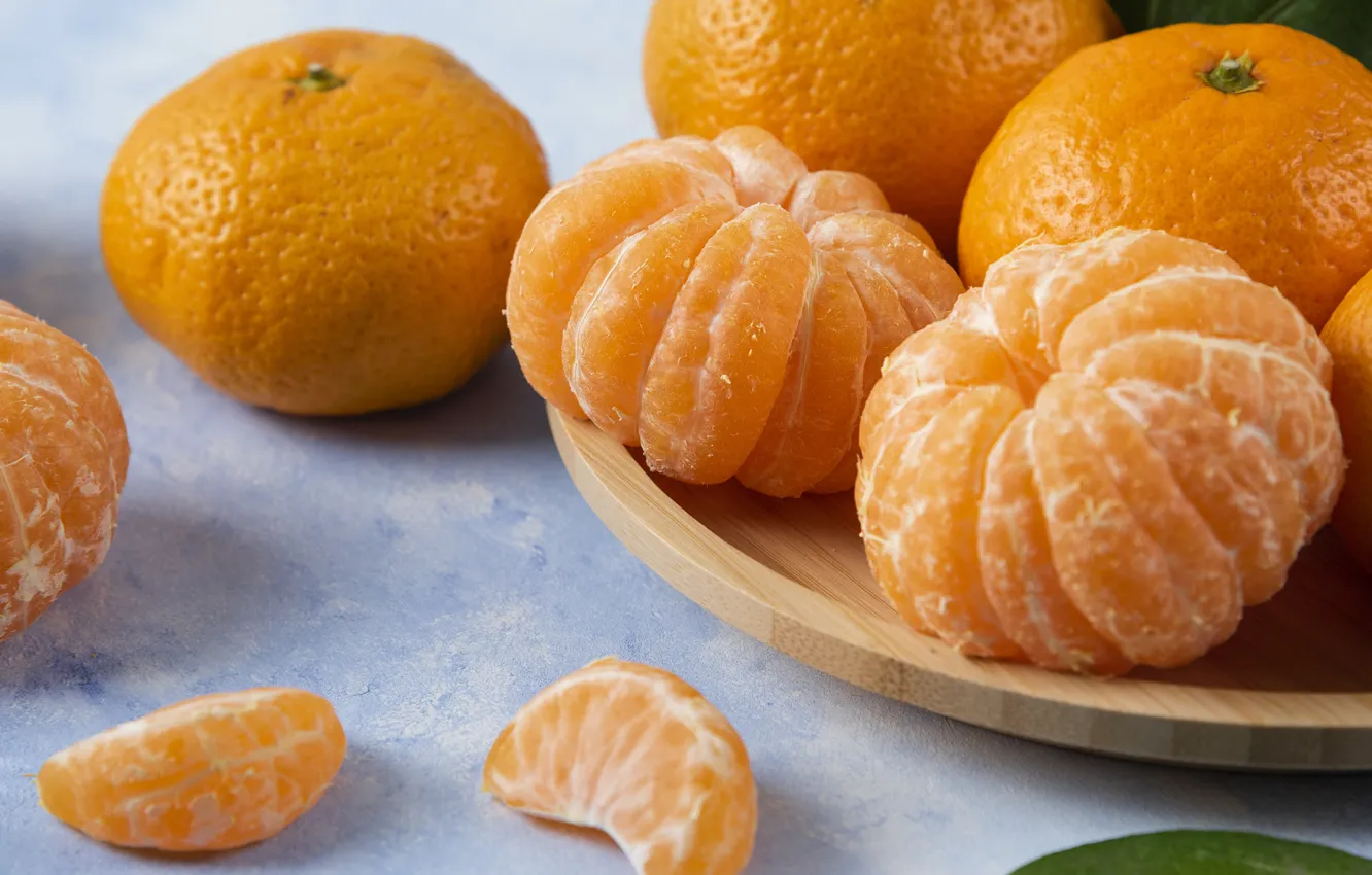 Фото обои цитрус, голубой фон, дольки, поднос, композиция, мандарины, разделочная доска, очищенная