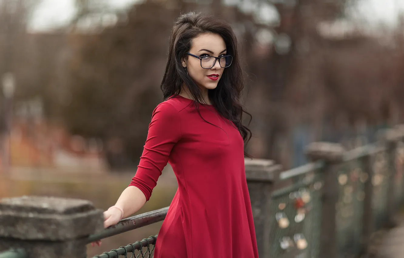Фото обои взгляд, поза, модель, портрет, макияж, платье, брюнетка, очки