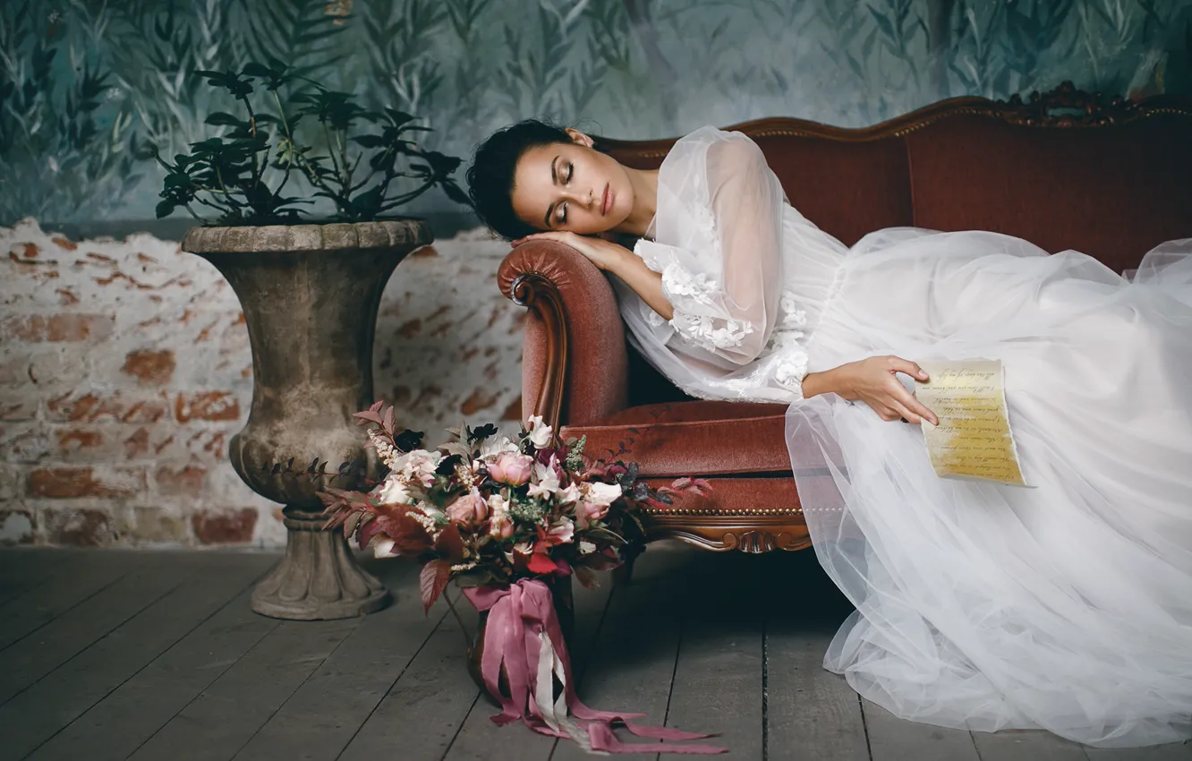 Фото обои письмо, девушка, цветы, диван, лежит, свадебное платье