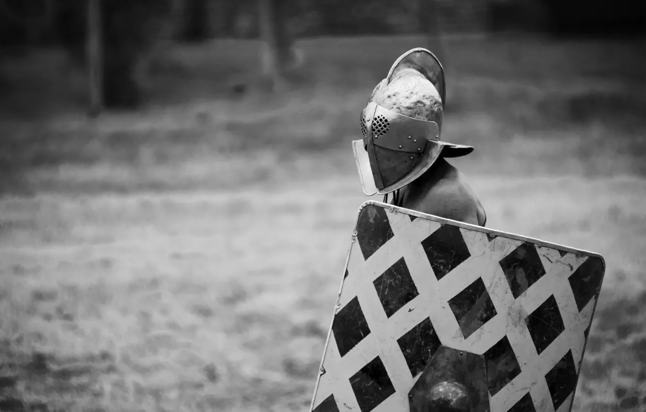 Фото обои фон, воин, шлем, черно-белое, щит, гладиатор