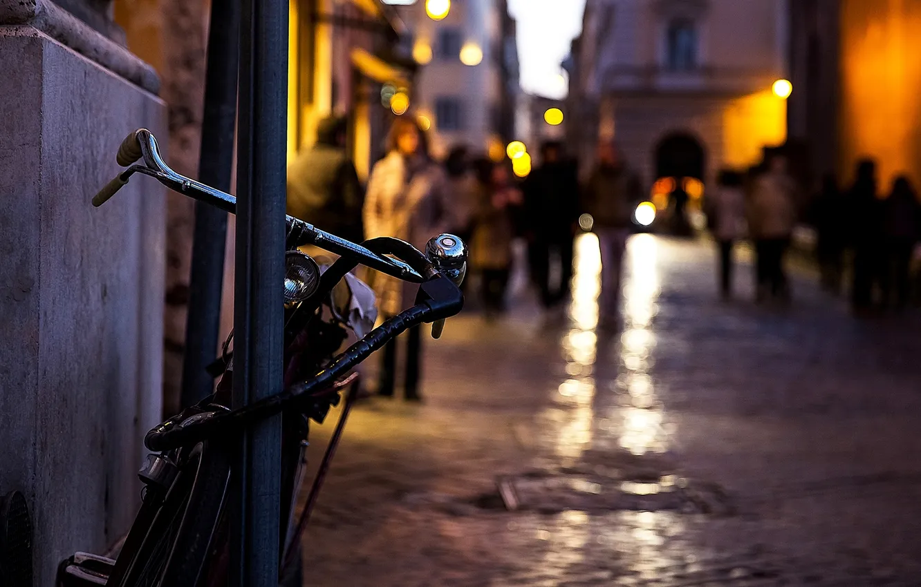 Фото обои велосипед, город, огни, люди, вечер, боке, прохожие