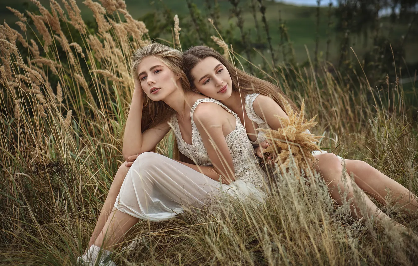 Фото обои поле, пейзаж, природа, колоски, россия, две девушки, Александра, Яна