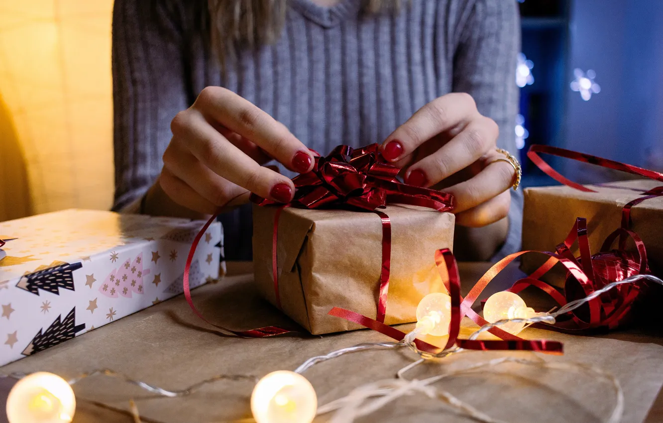 Фото обои зима, праздник, коробка, подарок, руки, Рождество, Новый год, новогодние украшения