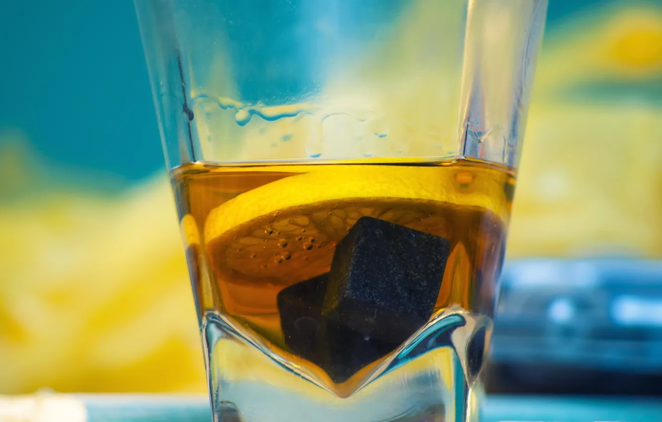 Фото обои стакан, камни, лимон, желтое, синее, виски