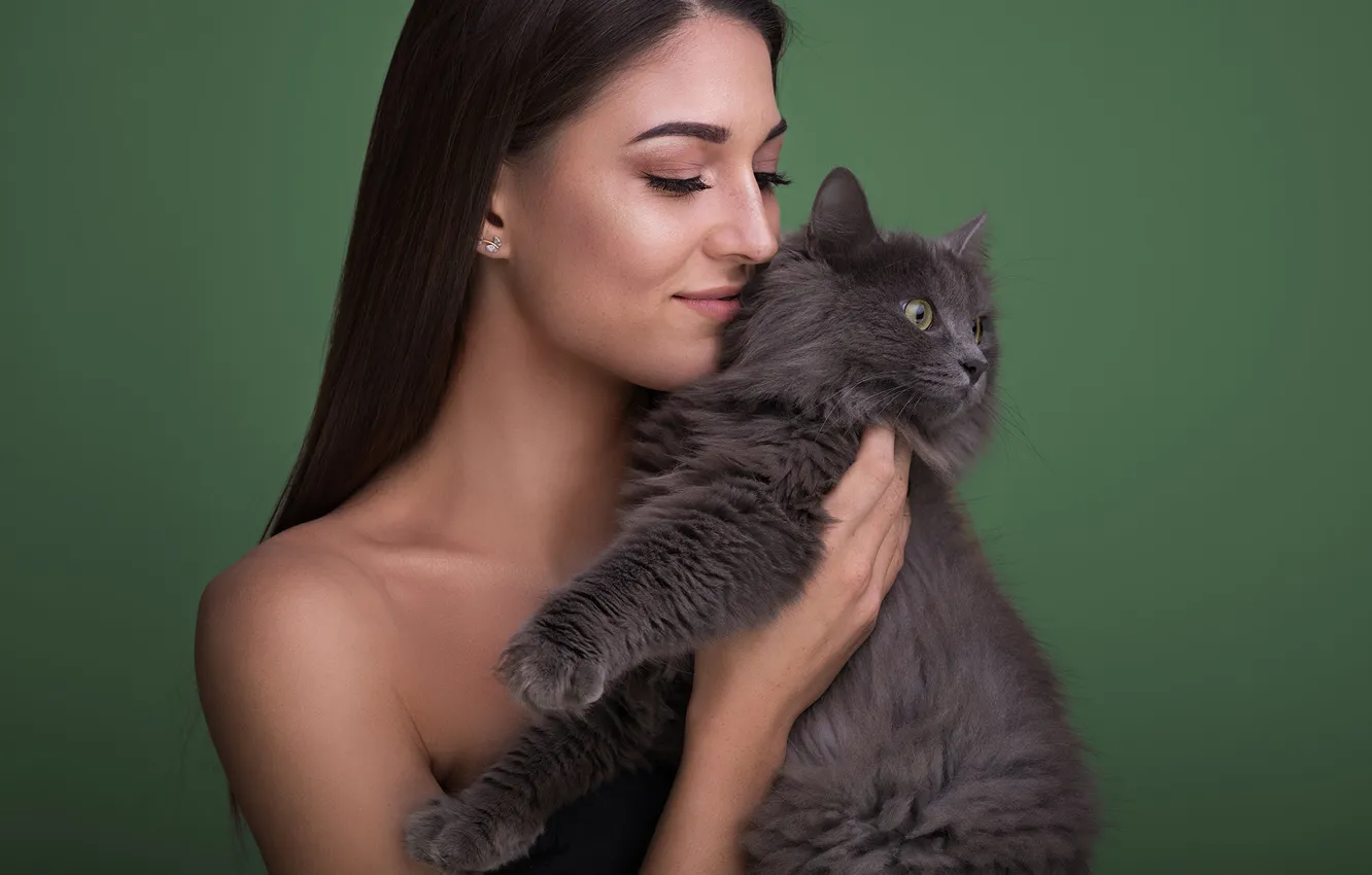 Фото обои кошка, кот, девушка, улыбка, серый, портрет, брюнетка, друзья
