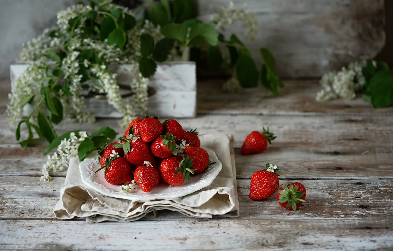 Фото обои ягоды, клубника, тарелка, спелая, Egrigorovich