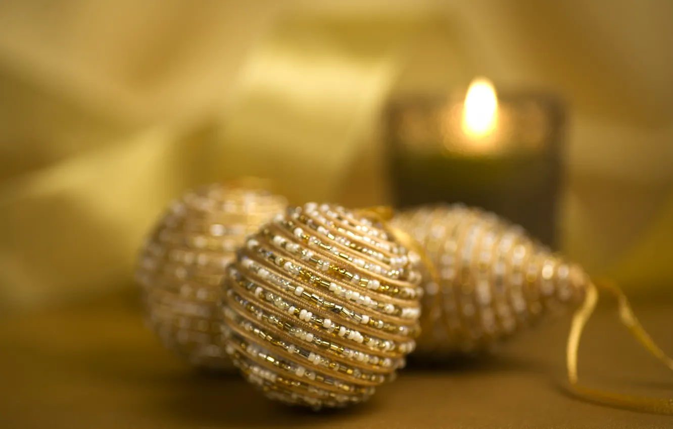Фото обои золото, шары, свеча, новогодние украшения